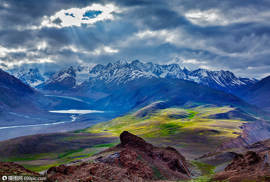 喜马拉雅景观附近的钱德拉塔尔湖,阳光云层希马查尔邦,印度斯皮蒂山谷