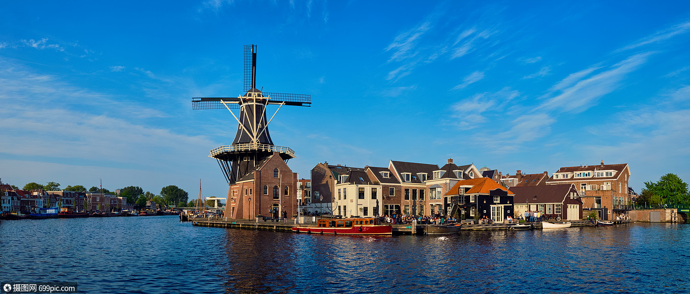 哈莱姆城市景观全景斯帕纳河上的标志风车德阿德里安荷兰哈莱姆荷兰