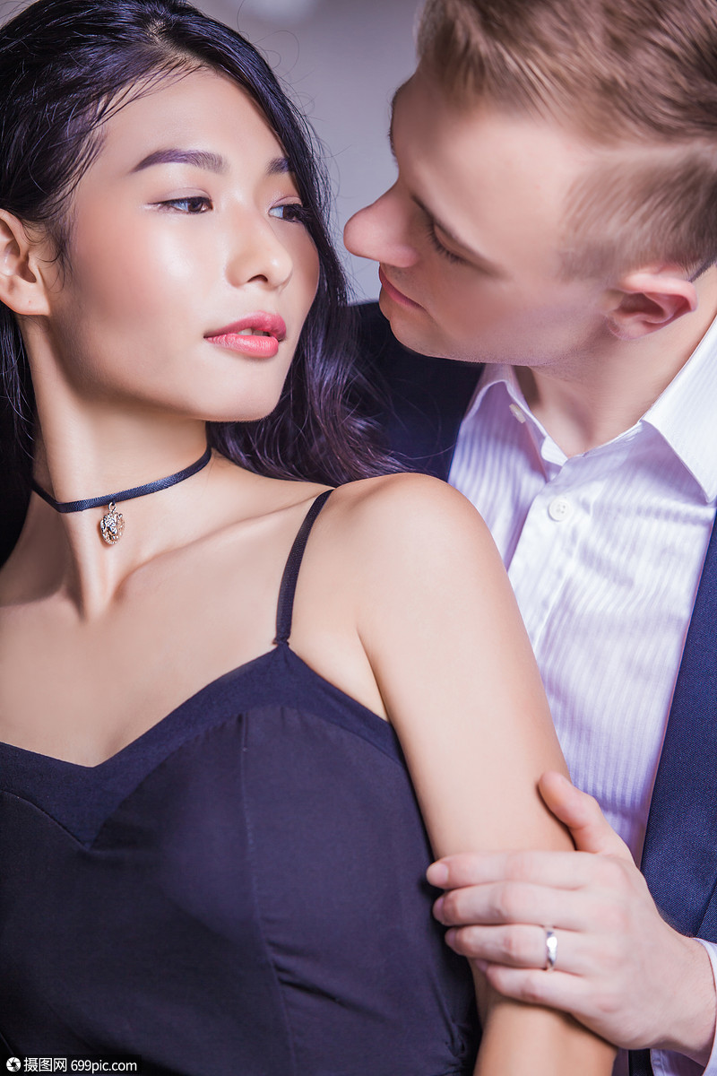 亲密的浪漫情侣家里互相看着