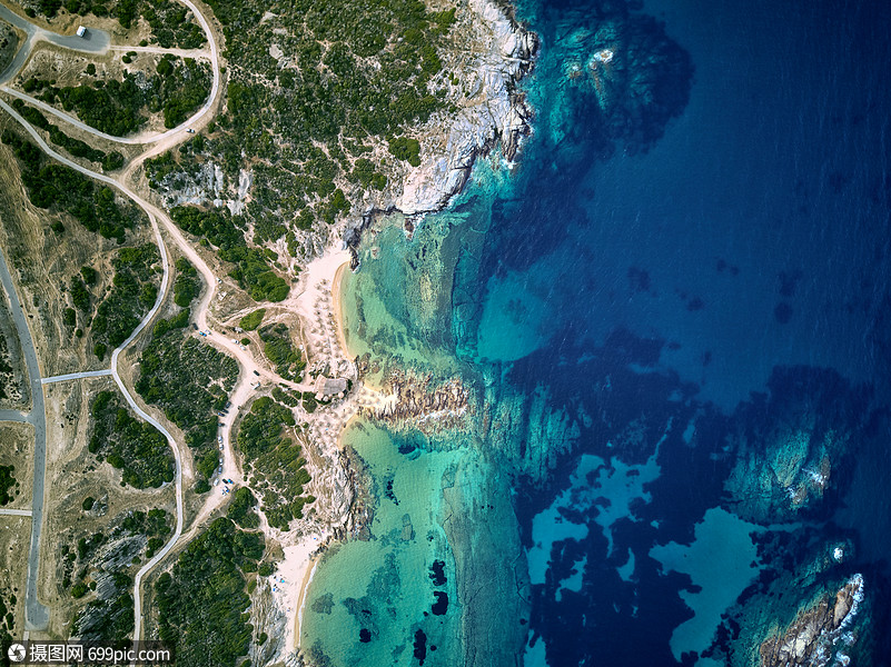 美丽的海滩岩石海岸线顶部鸟瞰无人机拍摄,西索尼亚,希腊景观旅游业