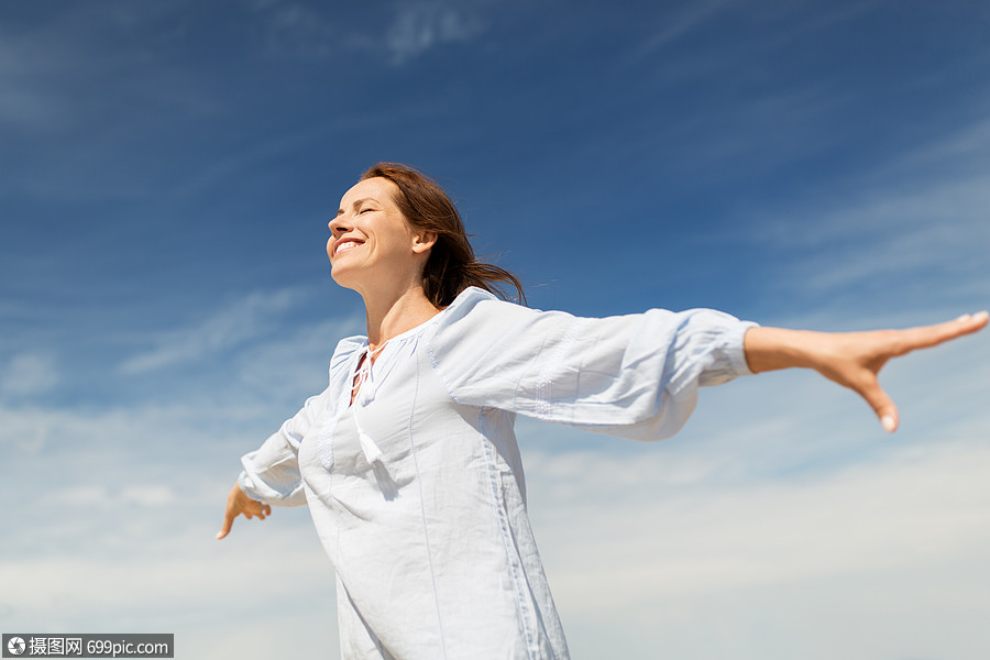 人与休闲的快乐的微笑的女人享受夏天快乐微笑的女人享受夏天假期无忧