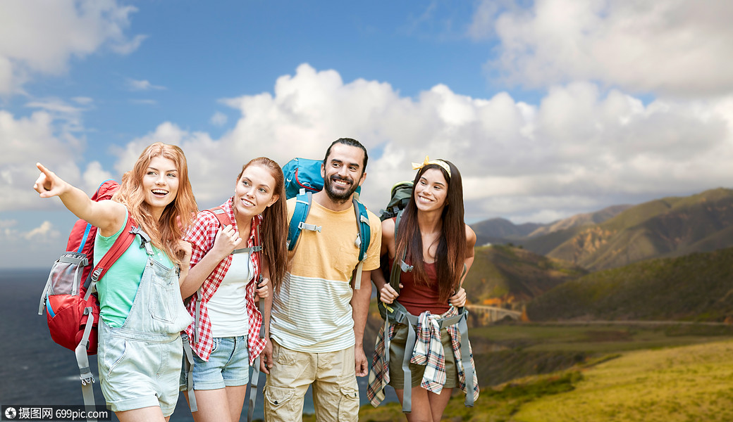 冒险旅行旅游徒步旅行人们的群微笑的朋友背包指着加州大海岸的比克斯