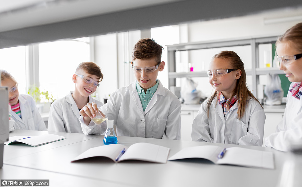 教育科学化学儿童学校实验室进行试管制作实验的儿童学生试管的孩子