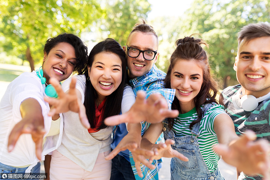 人,友谊国际群快乐的微笑的朋友公园玩得开心快乐的微笑的朋友公园玩
