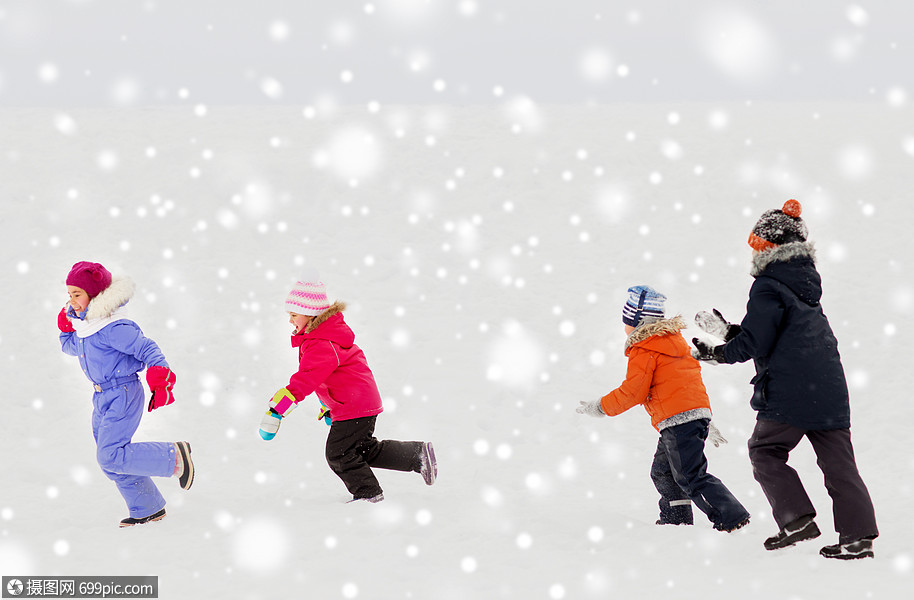 快乐的孩子穿着冬天的衣服户外玩耍快乐的小孩子冬天户外玩耍游戏雪花