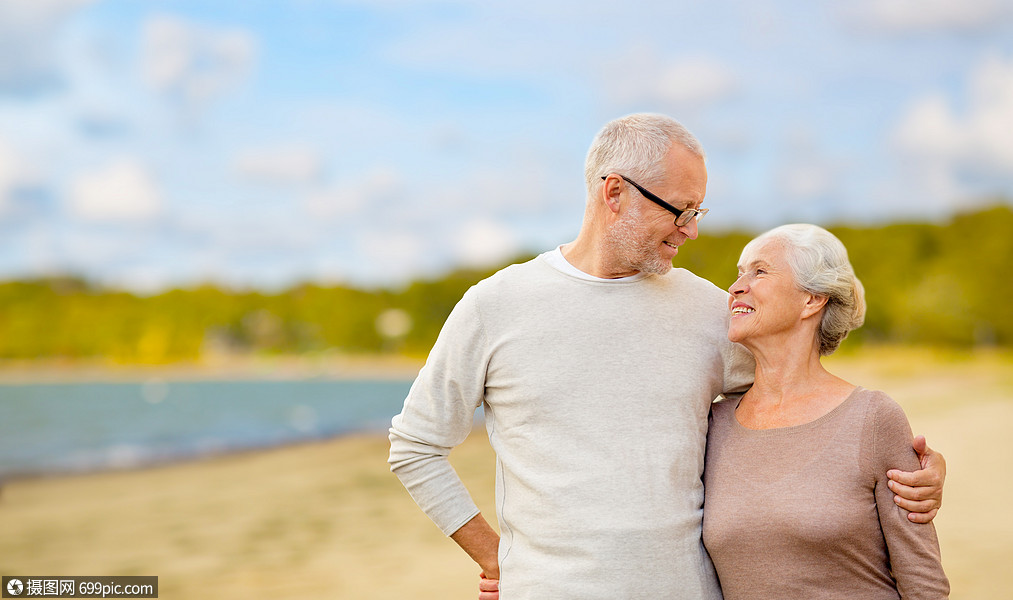 照片 外国人像 老,退休人们的快乐的老夫妇拥抱海滩背景快乐的老夫妇
