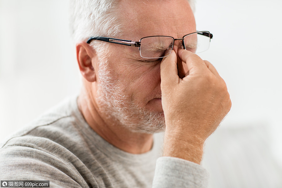 压力,老人人的接近老人戴眼镜头痛按摩鼻梁戴眼镜的老人按摩鼻梁疲倦