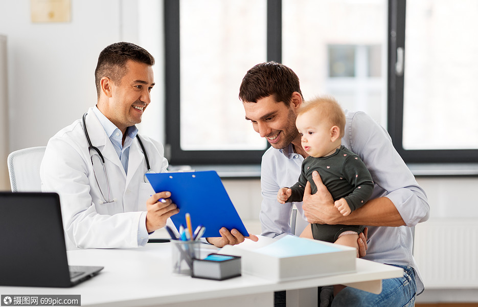 医学,医疗,儿科人的快乐的医生向父亲展示剪贴板与婴儿女儿医院的医疗