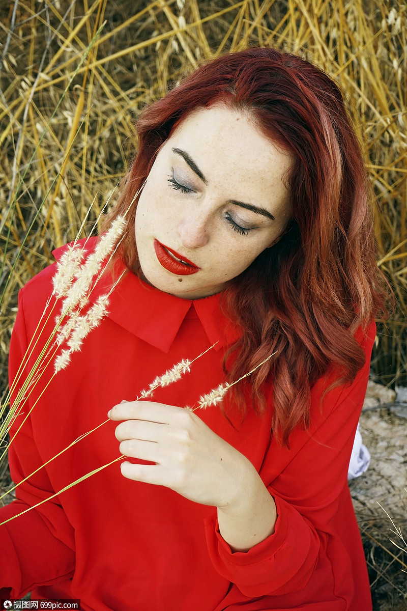 轻美丽的红头发女人秋天享受大自然颜色轻的