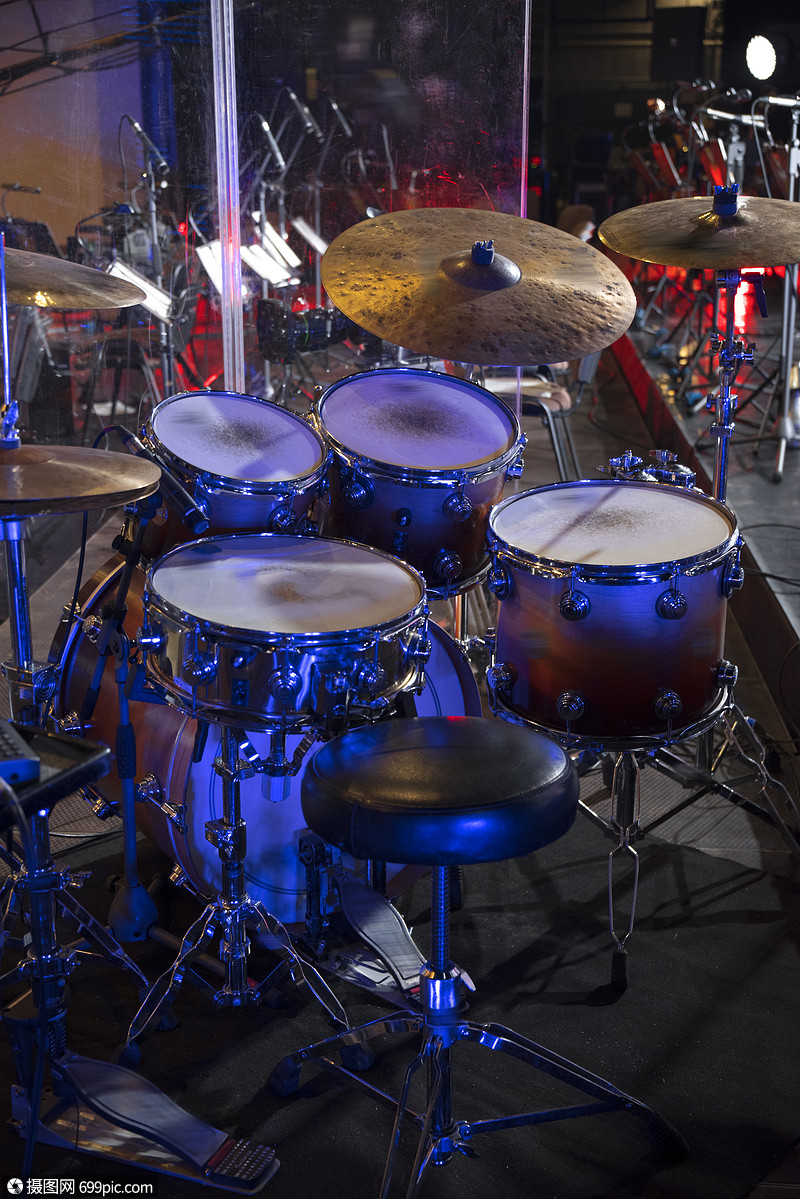 音乐会前舞台上的鼓爵士乐黑色