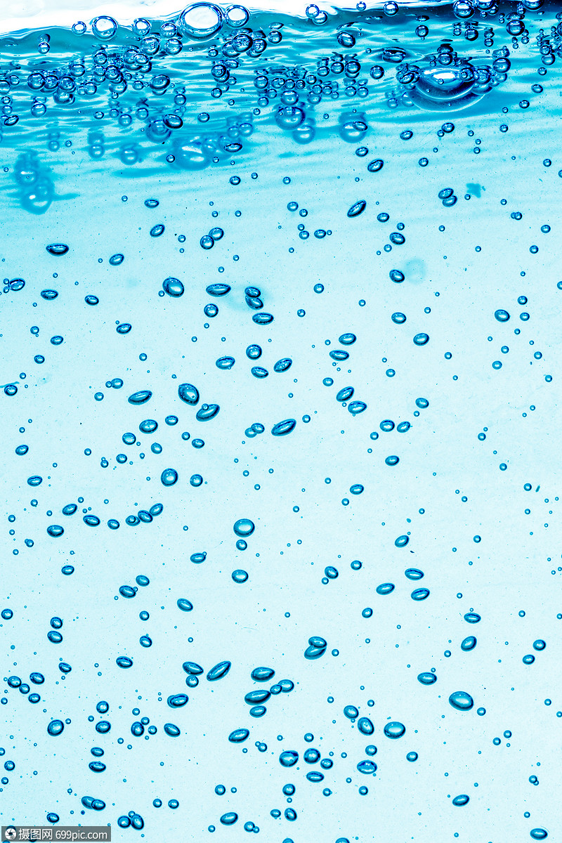 许多气泡水中,抽象的水波与气泡背景飞溅