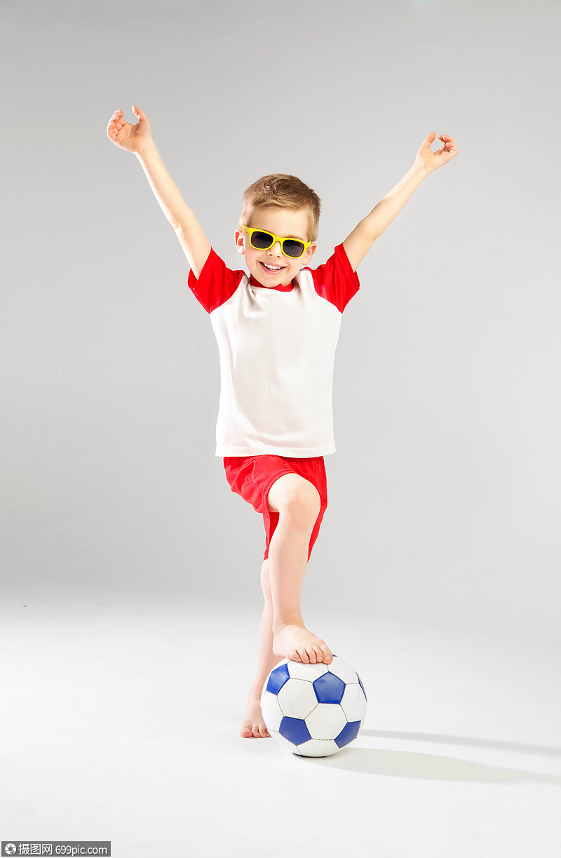 可爱的小男人踢足球