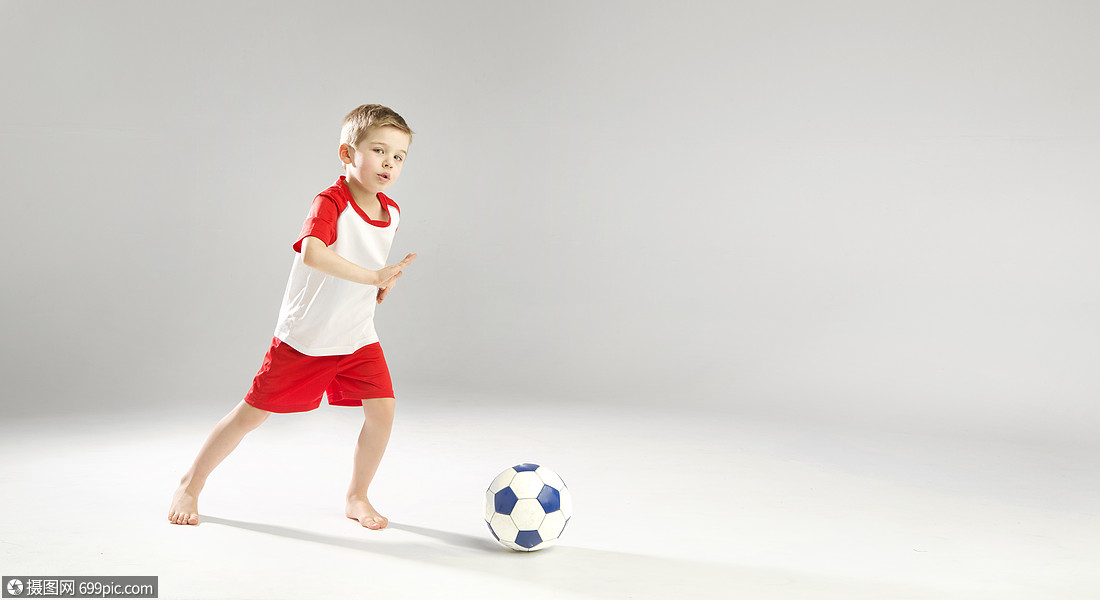 踢足球的小天才男孩