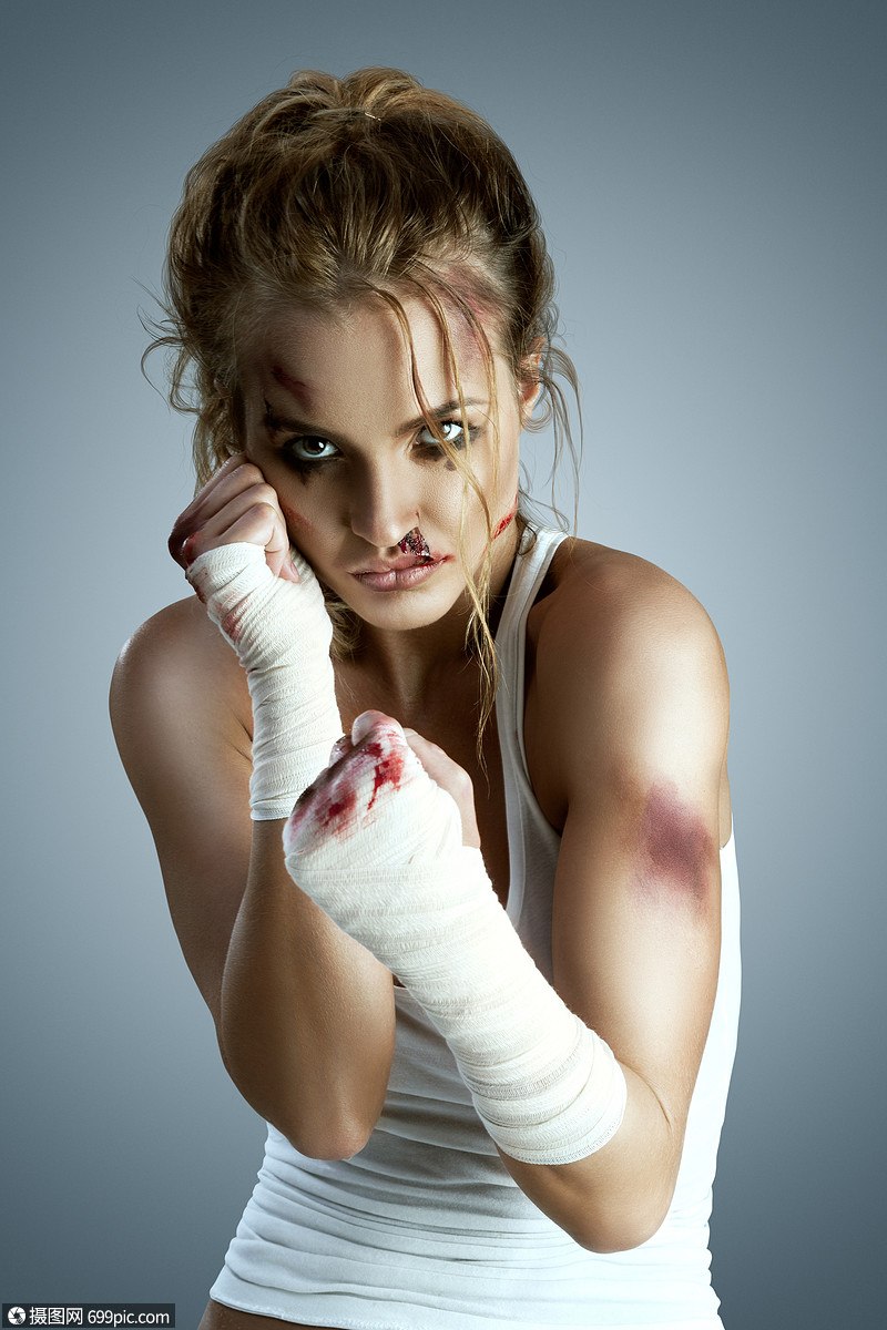 侵略的女战士,身上瘀伤,拳头上戴着的绷带