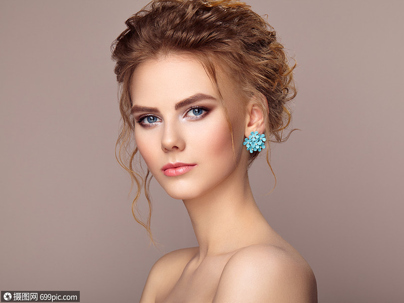 时尚的轻美女肖像与珠宝优雅的发型卷发的漂亮模特完美的化妆美丽风格