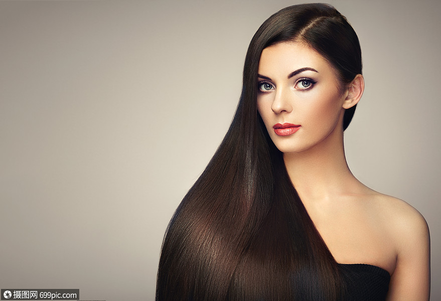 长着光滑头发的漂亮女人化妆发型完美的女孩模特黑发完美健康的黑发