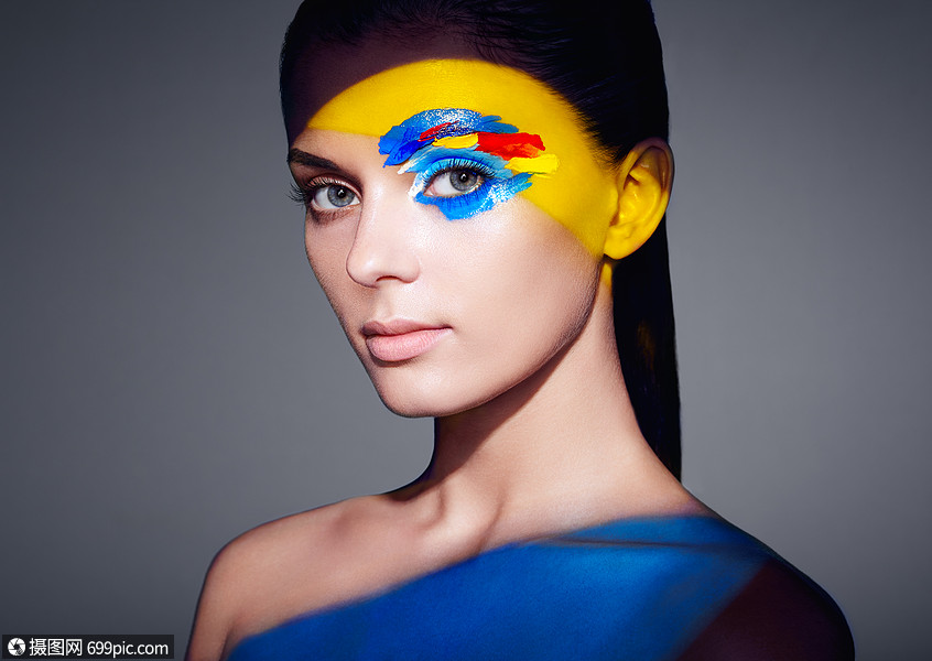的脸美丽时尚艺术肖像美丽的女人与五颜六色的抽象化妆部彩绘涂料多色