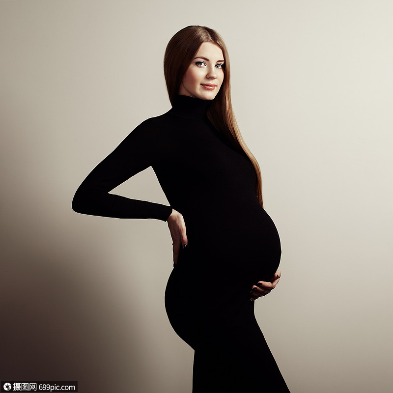 轻孕妇的肖像怀孕爱人期望的快乐的孕妇长发
