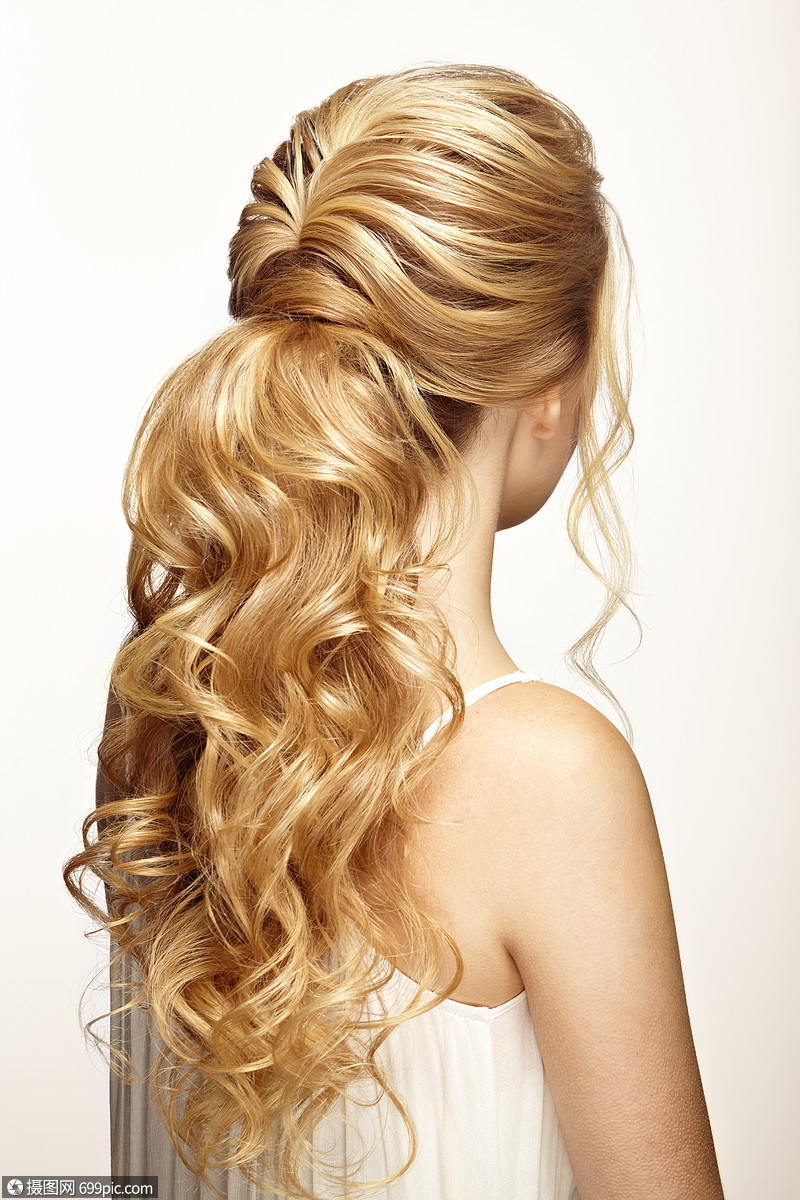 头又长又亮的卷发的金发女孩漂亮的模特,留着卷曲的发型护理美容美发