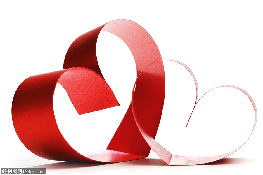 两颗相连的红丝带的心被隔离白色的背景上