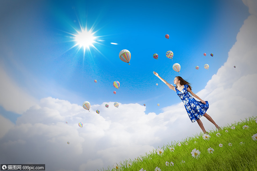 快乐的轻女人梦想天空中飞翔自由的伟大日子