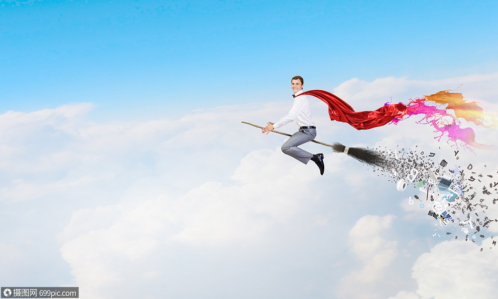 戴扫帚的家伙轻的商人高空的扫帚上飞翔