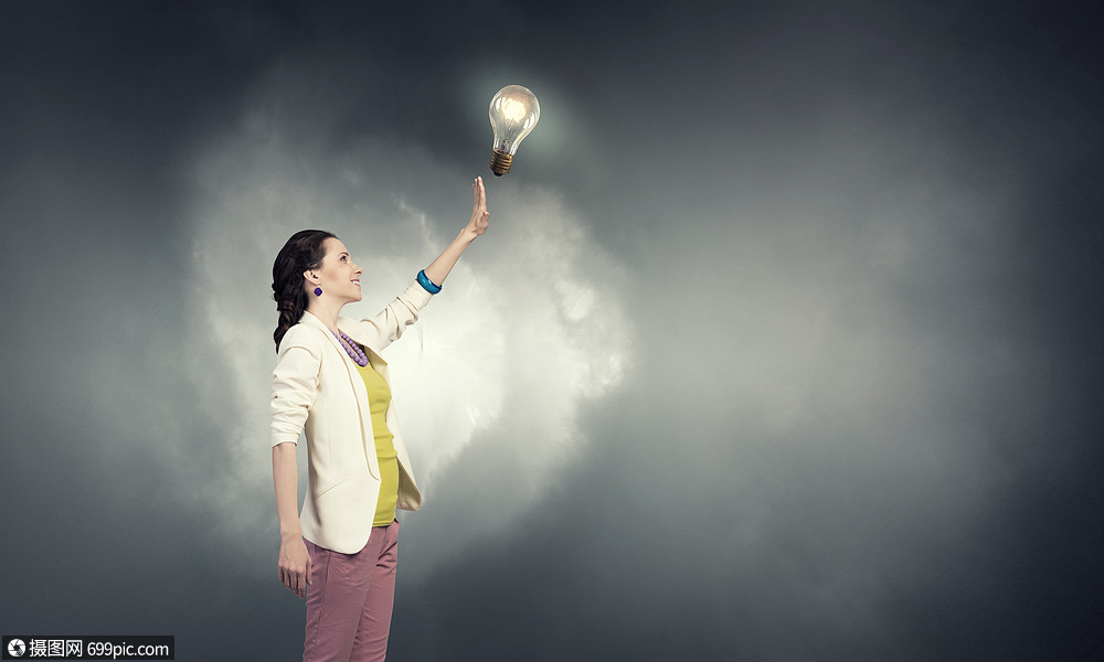 她个好主意女商人伸手触摸璃发光灯泡