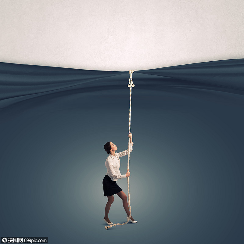 广告轻的女商人用绳子拉窗帘文字的位置地方雇员