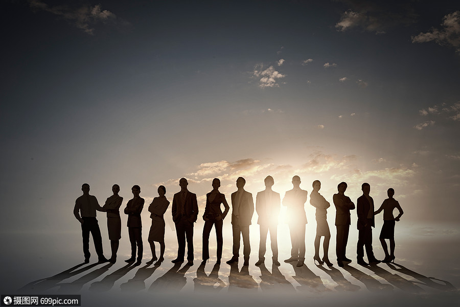 群商人站夕阳背景上排队的剪影他们无产者队合作成人