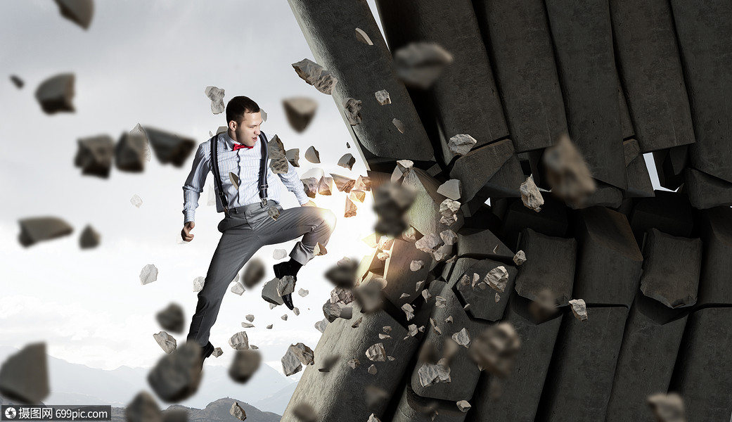 商人砸砖头坚定的商人用手敲碎石砖