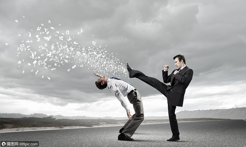 两个商人愤怒地互相争斗极端的争吵