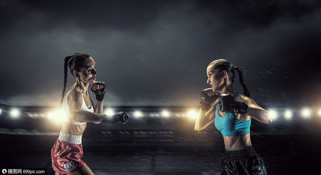 女孩们打拳击两个轻漂亮的女人拳击健身房汗水