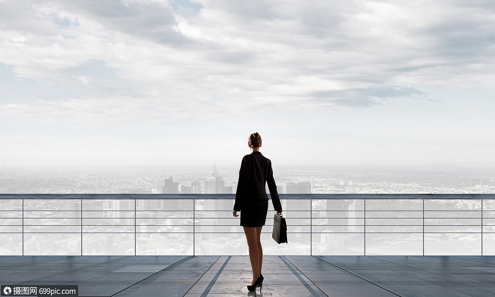 生意上站屋顶上看城市的女商人的背影老板适合