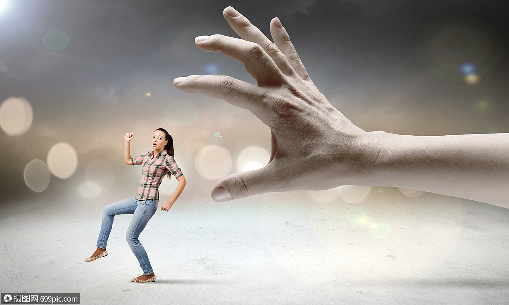 女人手中逃脱轻的女人随意地大手中逃跑