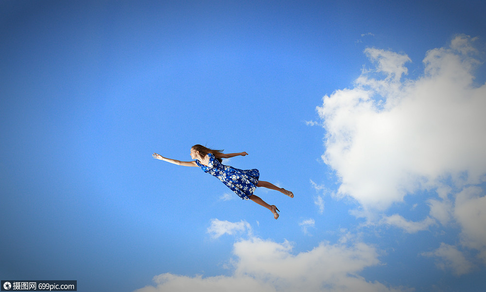 快乐的轻女人梦想天空中飞翔自由的伟大日子蓝色美女