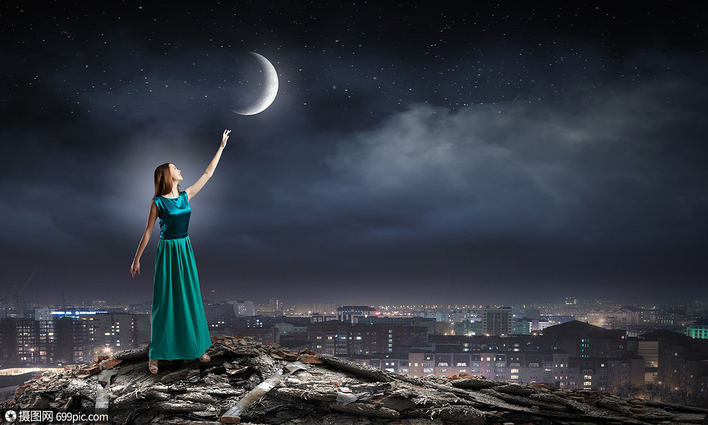 轻迷人的女人穿着绿色的衣服达月亮轻浪漫的女士