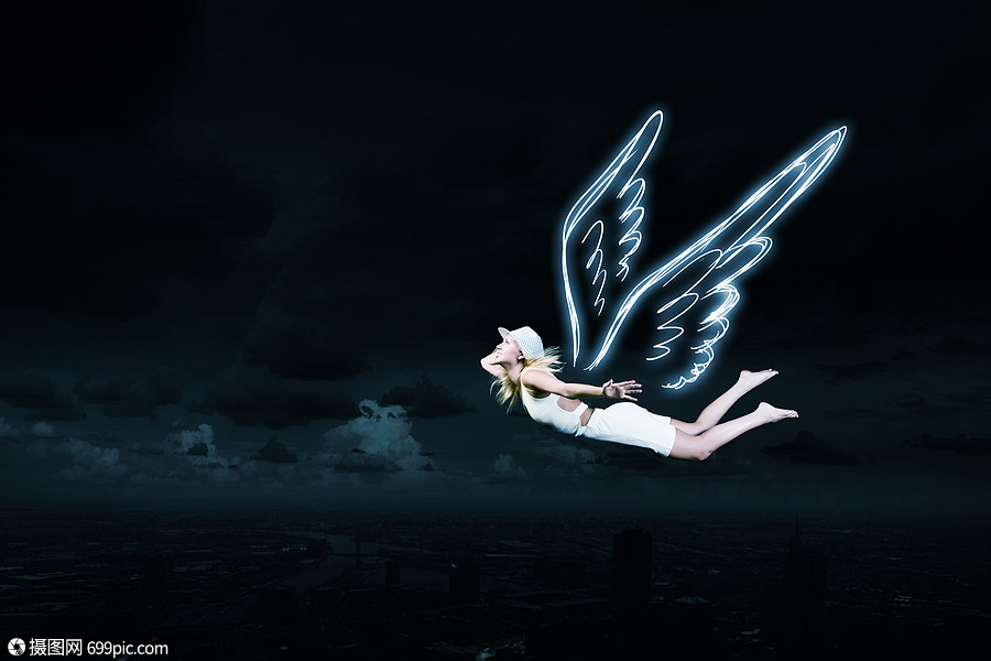 天女孩飞得很高可爱的女孩天画翅膀黑暗的天空背景