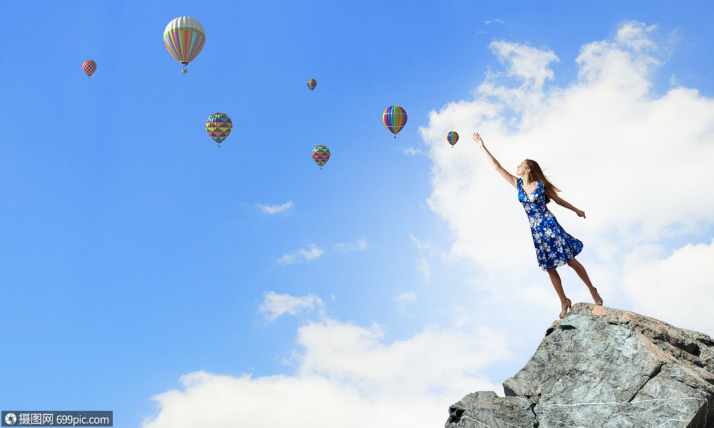 渴望自由轻优雅的女人试图达天空