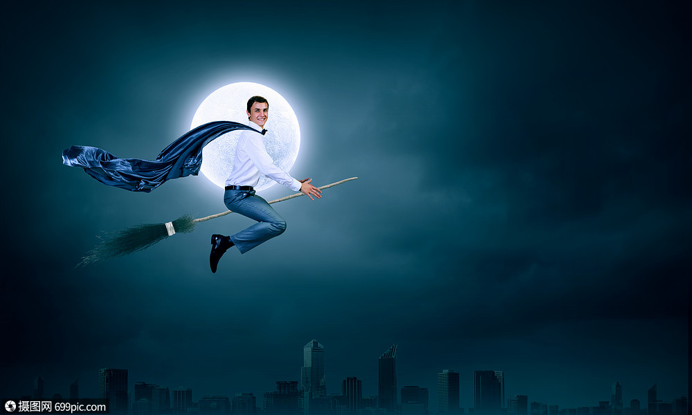 轻的商人高空的扫帚上飞翔商人骑扫帚