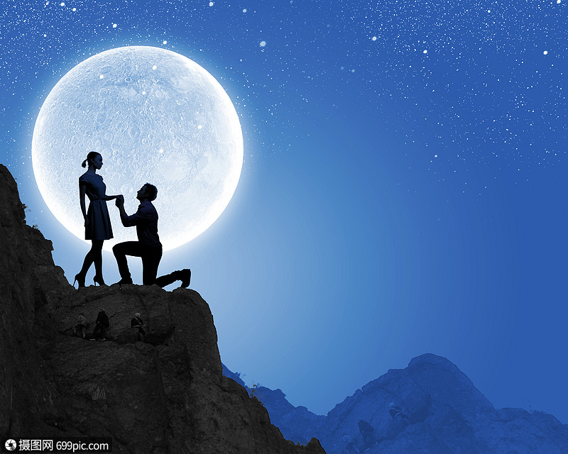 男人提出建议月光下浪漫情侣的剪影女的调情