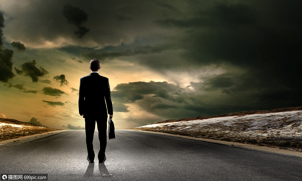 漫长道路的开始站路上看着远方的商人的背影