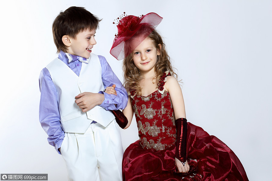 穿着漂亮衣服的小男孩女孩的肖像