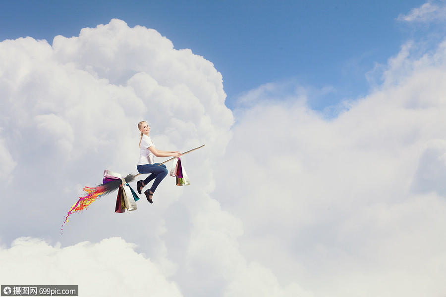 女孩乘扫帚飞快乐的轻女人扫帚上飞翔