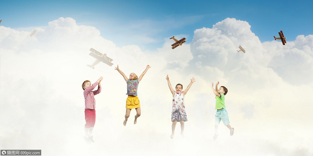 快乐粗心的童群孩子高兴地天空中跳得很高