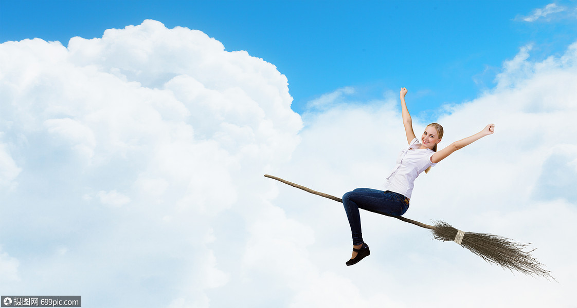 轻而粗心快乐的轻女人扫帚上飞翔