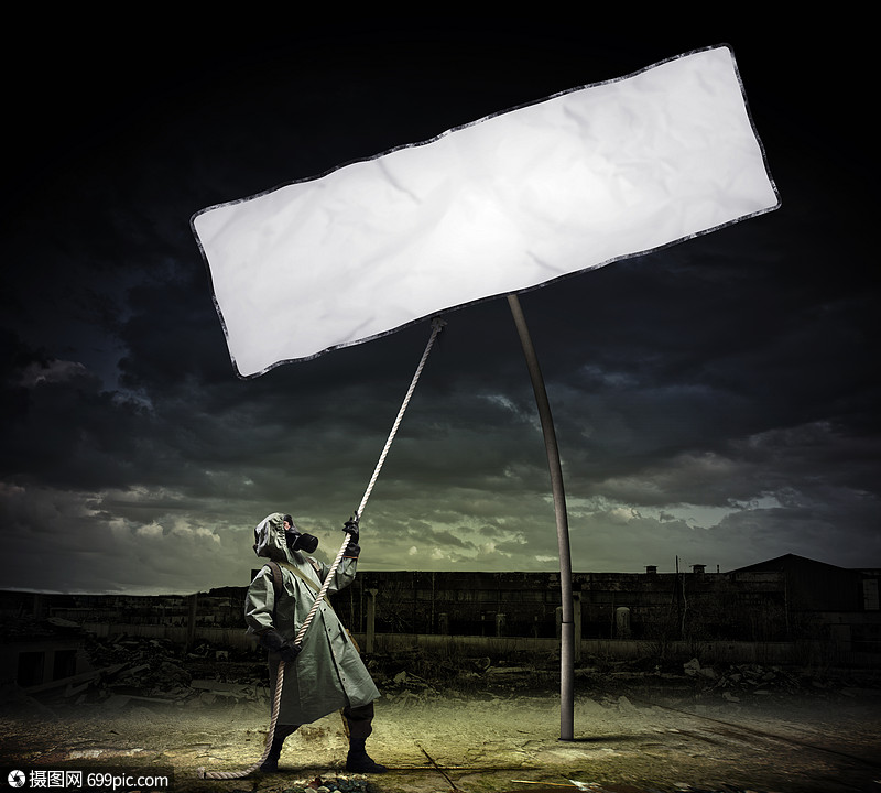 防具里的跟踪者戴着防具伪装的人拉着空白的横幅文字的位置橡胶防护的