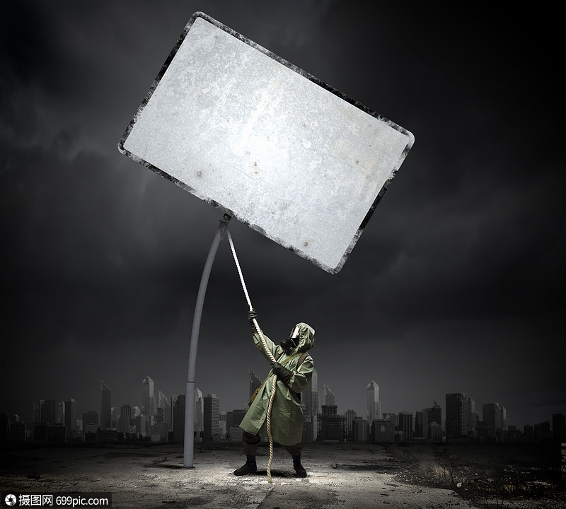 防具里的跟踪者戴着防具伪装的人拉着空白的横幅文字的位置