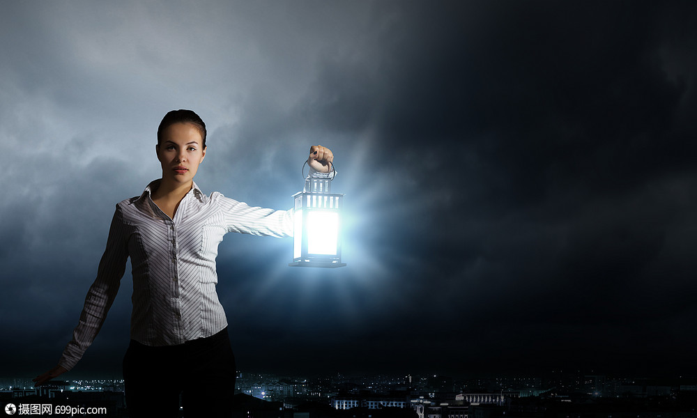 带灯笼的女商人轻的女商人手灯笼黑暗中行走