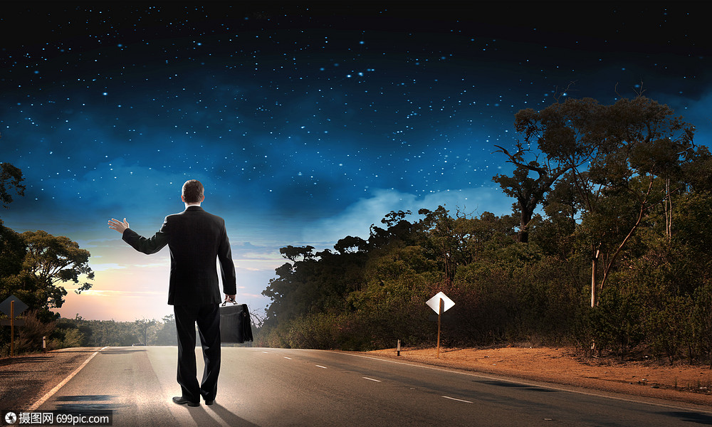 漫长道路的开始站路上看着远方的商人的背影