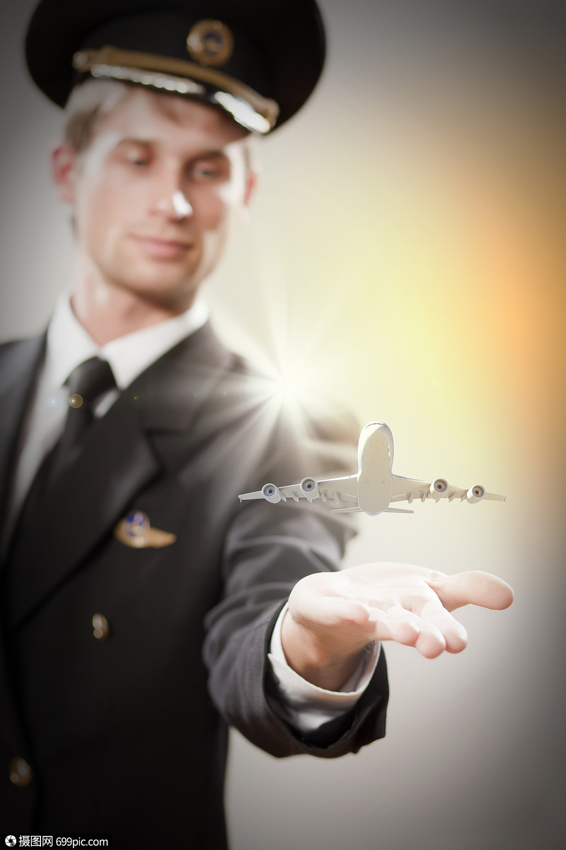 飞行员的图像与飞机手飞行员他手里飞的照片微笑制服